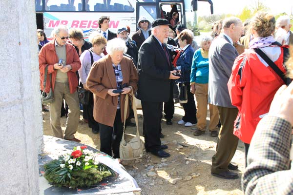 Ontvang der joodse gasten uit Hongarije bij het Gedenkteken, april 2011.